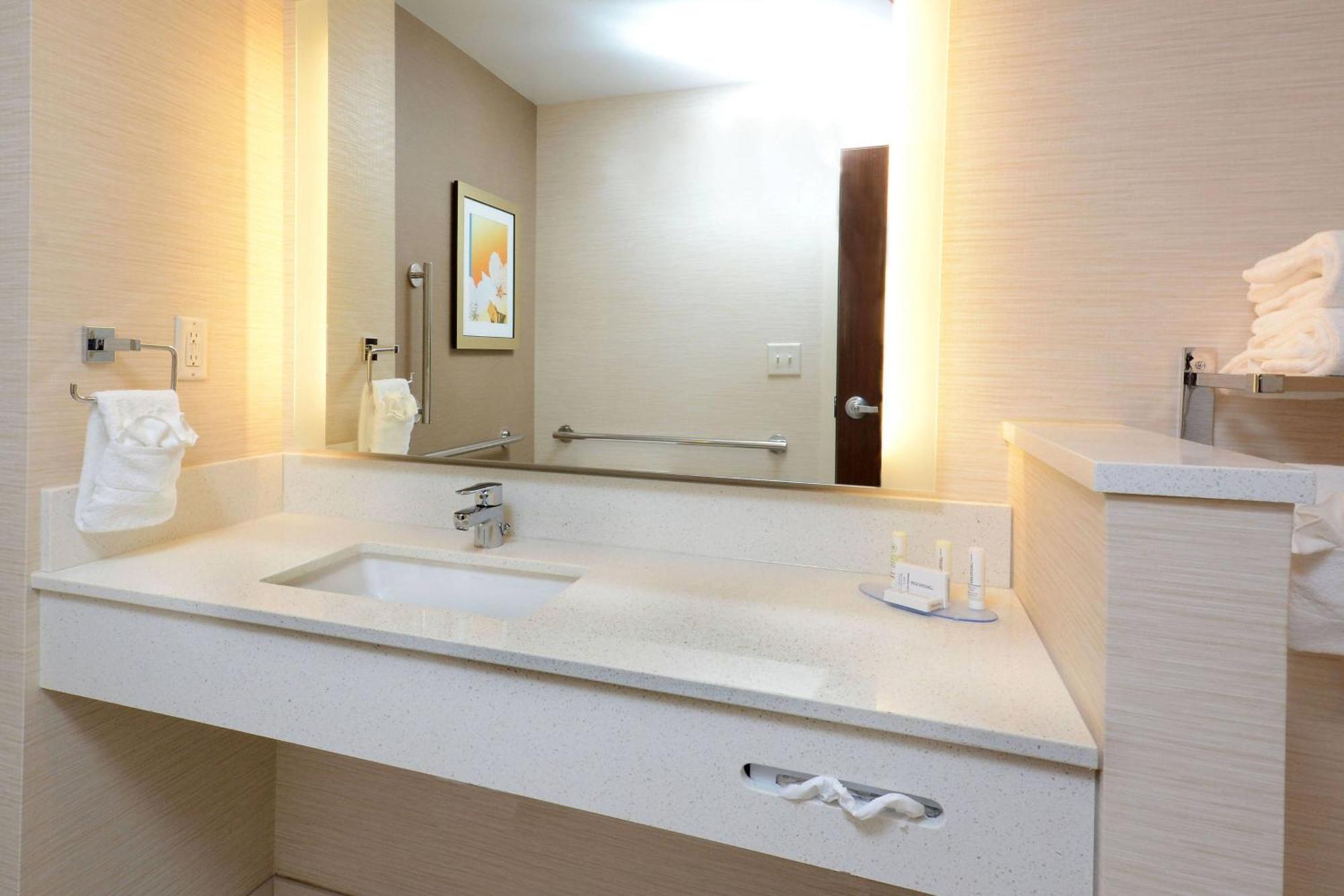 King Room with Bathtub and Transfer Shower - Mobility Access/Hearing Accessible