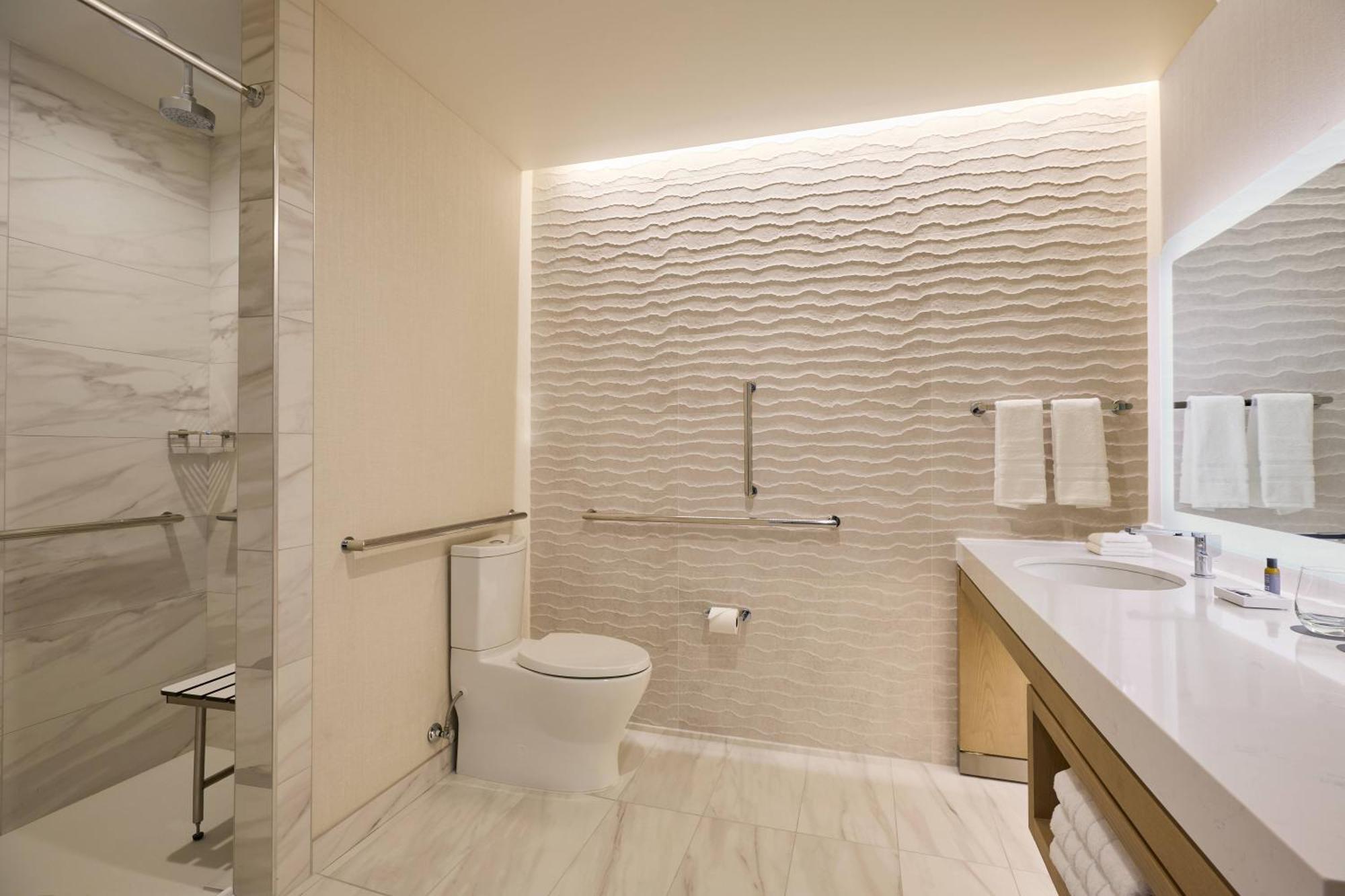 Traditional King Room Rool Showert Mobility or Hearing Accessible