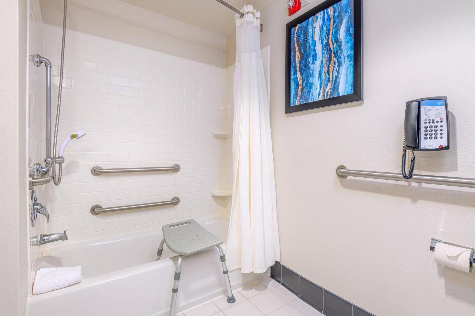 King Room with Transfer Shower - Mobility and Hearing Accessible,1633000949:JPEG